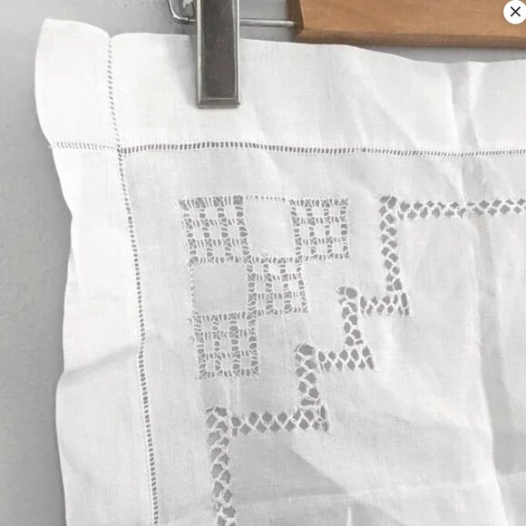 Vintage White Linen Table Runner Cutwork Design 33" x 17"  Cottage Farmhouse - Picture 3 of 9